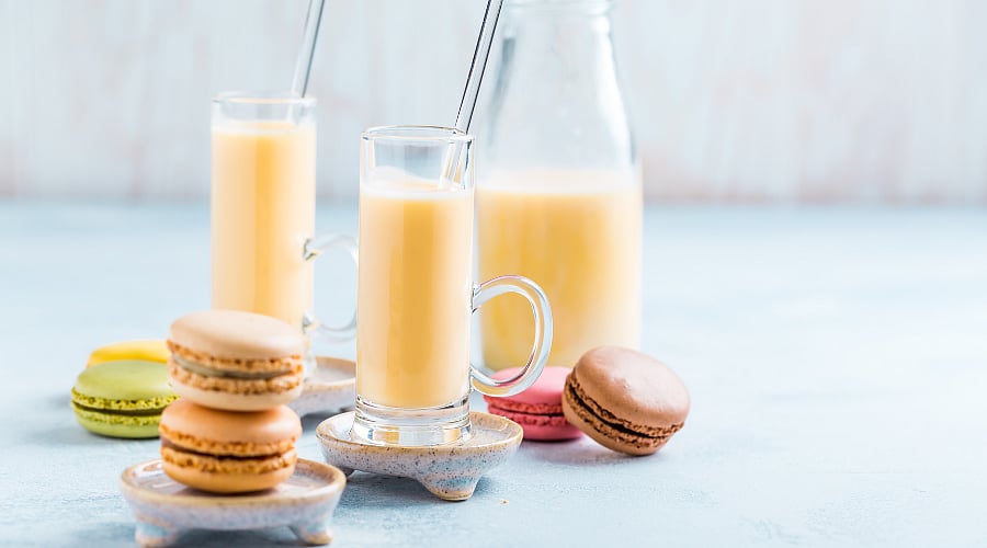 Transform your cocktail experience by pairing it with some macaroons.