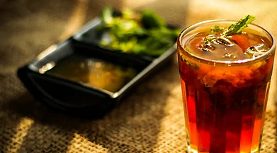 Shutterstock : A warm cup of Sulaimani Tea