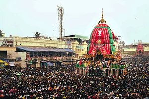 Shutterstock : The crowd of devotees gathered on the streets of Puri to celebrate the Jagannath Rath Yatra
