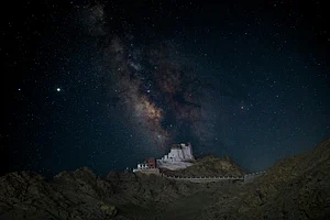 Unsplash : Ladakhs night sky offers exquisite views of the meteor showers