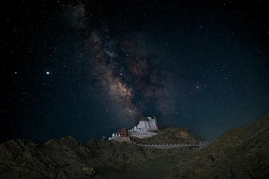 Unsplash : Ladakhs night sky offers exquisite views of the meteor showers
