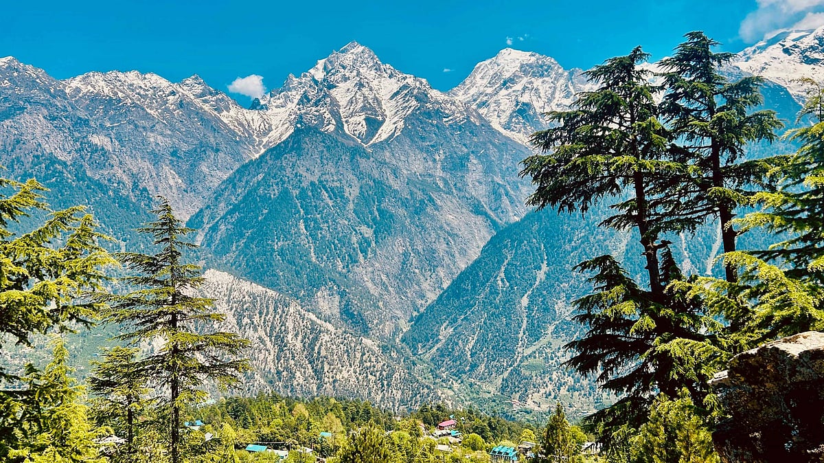 Shutterstock : Sunrise over the Kinnaur Kailash range from Kalpa, Himachal Pradesh