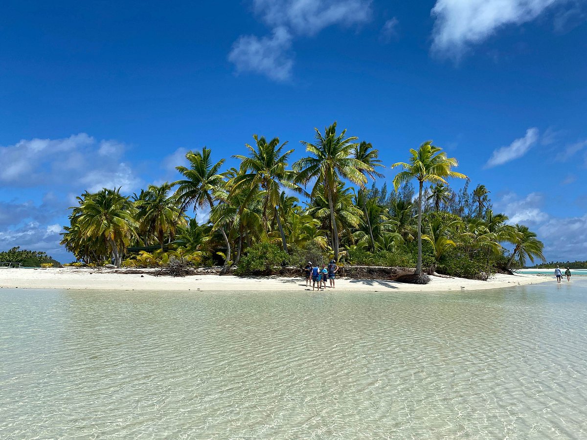 Unsplash : The famous One Foot Island (Tapuaetai), home to one of the worlds most remote passport stamps.