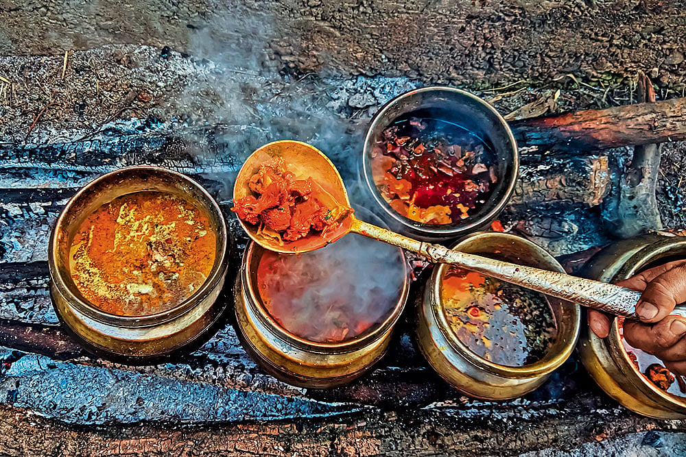 Shutterstock : The elaborate wazwan served at Kashmiri Muslim weddings