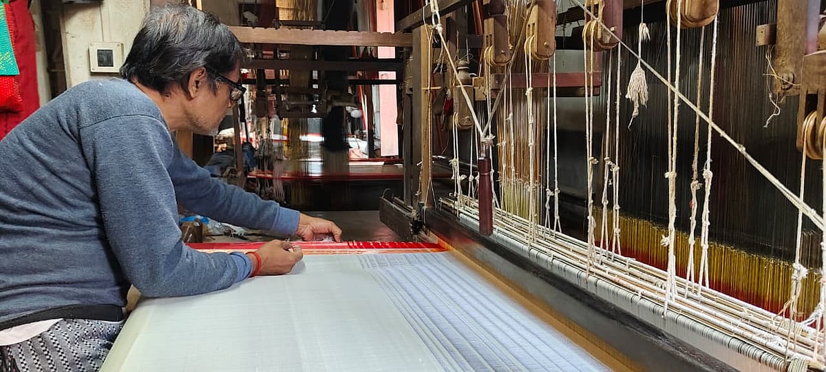 A weaver from Tantipara in Murshidabad, working on a garad saree