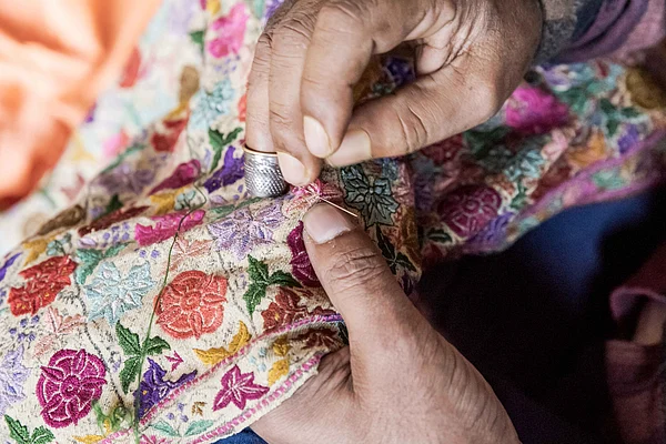 Shutterstock : A weaver works on a Kani shawl