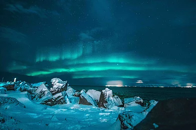 Shutterstock : Catch breathtaking northern lights from the warmth of glass igloos or intricately carved ice suites, combining adventure with luxurious winter stays