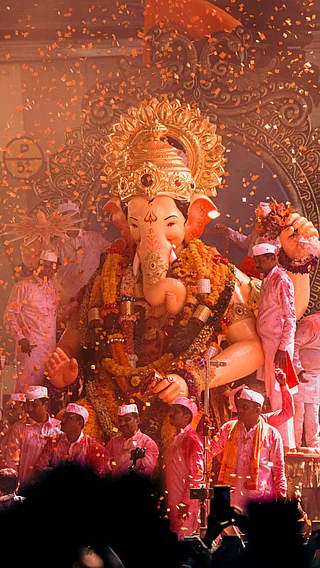 Shutterstock : Devotees gather for Ganesh Visarjan in Mumbai
