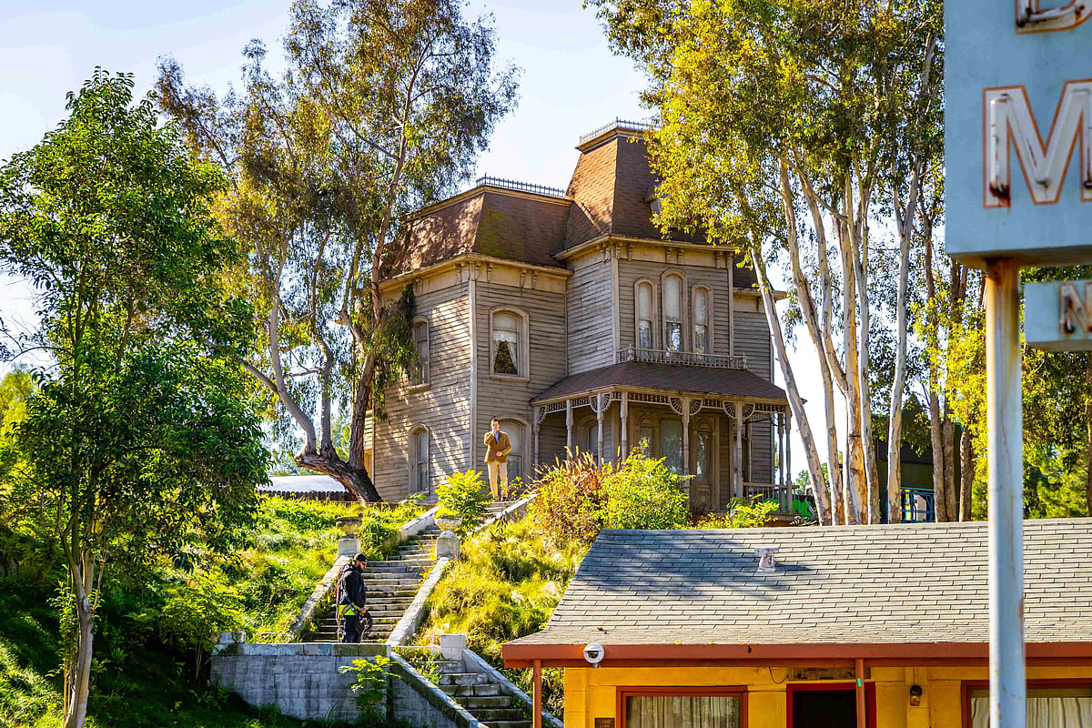 Shutterstock : Bates Mansion and Bates Motel sets at Universal Studios