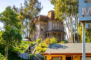 Shutterstock : Bates Mansion and Bates Motel sets at Universal Studios