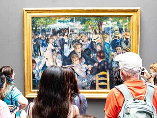 Shutterstock : Visitors view Renoir’s Dance at Le Moulin de la Galette in Paris