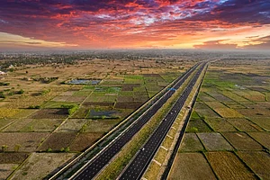 Shutterstock : A long stretch of road, with plenty to discover along the way