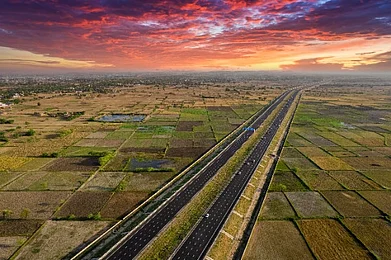 Shutterstock : A long stretch of road, with plenty to discover along the way