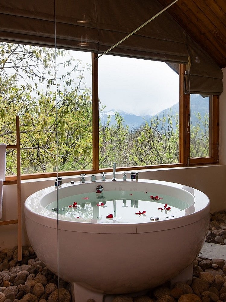 Deposit Photos : The hotels Jacuzzi is relaxing and you can have a unique experience