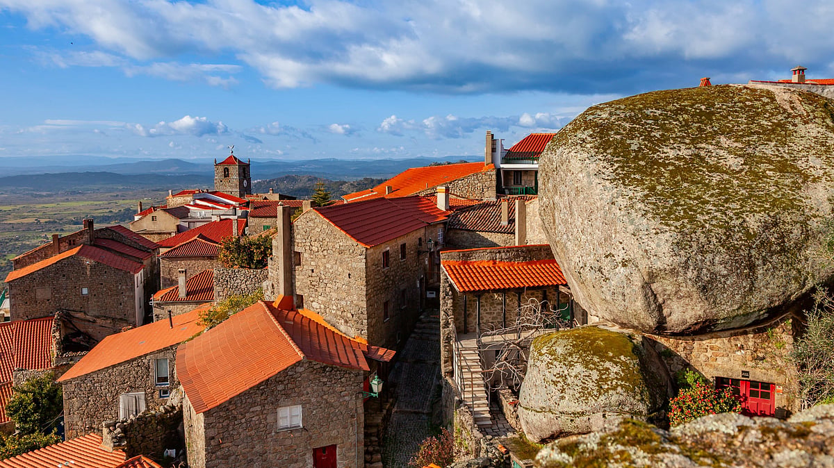 Shutterstock : In Monsanto, Portugal, giant granite boulders form walls, floors, and even roofs of homes