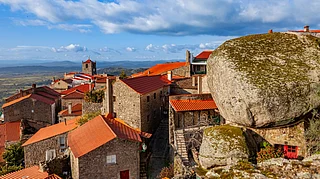 Shutterstock : In Monsanto, Portugal, giant granite boulders form walls, floors, and even roofs of homes