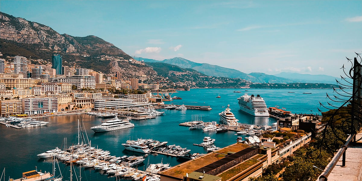 With its compact city limits, Monte Carlo’s major attractions can be explored on foot in around 36 minutes