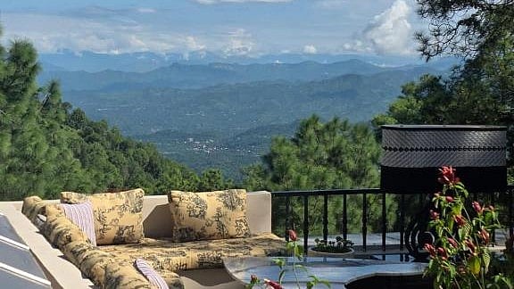 Set in Jagjit Nagar, Van Rāsa puts Kasauli’s forest trails, viewpoints and colonial landmarks within easy reach