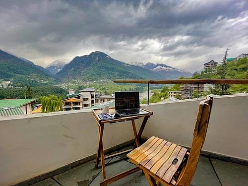 Manu Allaya Resort : The view from Manu Allaya Resorts Deluxe Balcony