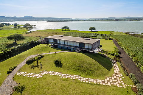 A contemporary retreat overlooking Gangapur Lake, designed for slow days amid Nashik’s wine country