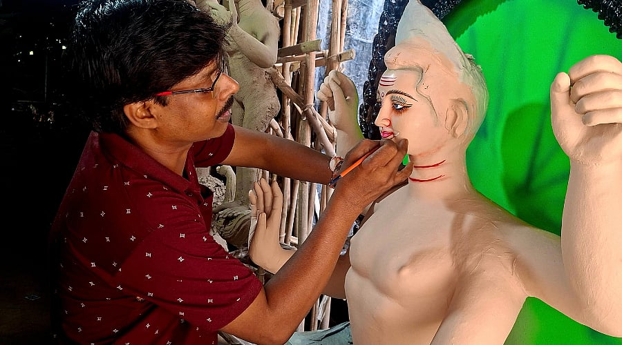 Gobindo Nath drawing the eyes of Kartik