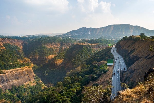 Shutterstock : A weekend road trip, where the journey becomes part of the getaway
