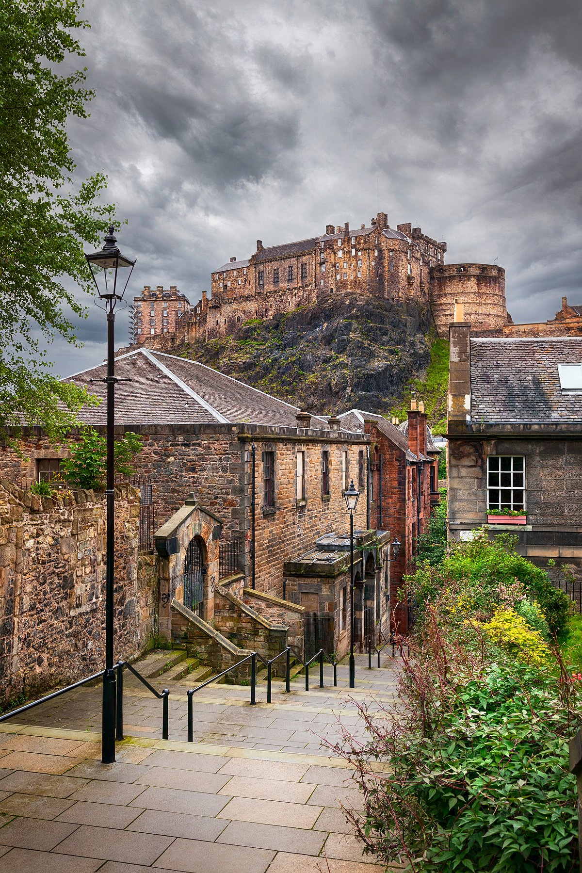 Shutterstock : Edinburgh castle, Scotland