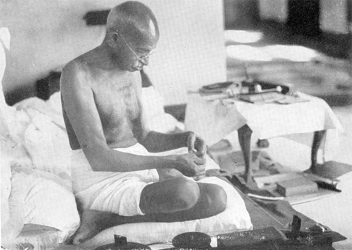 mkgandhi.org : Gandhi at work, Bombay, August 1942