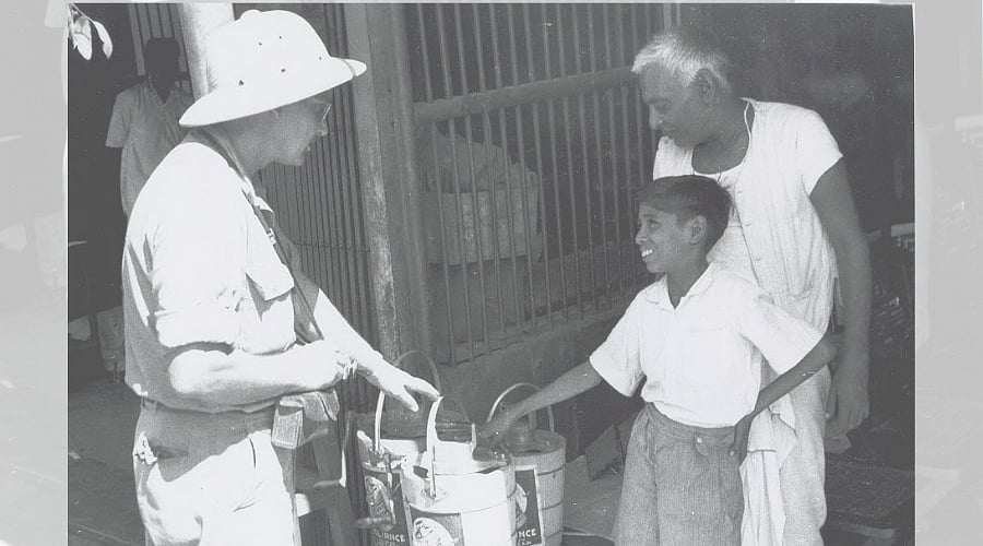 Willy Bangkoktailor (Blogspot) : Noel Hepp, U. S. serviceman from Troy, New York, negotiates a price on an ice cream freezer from a young vendor in a stall along a Calcutta street