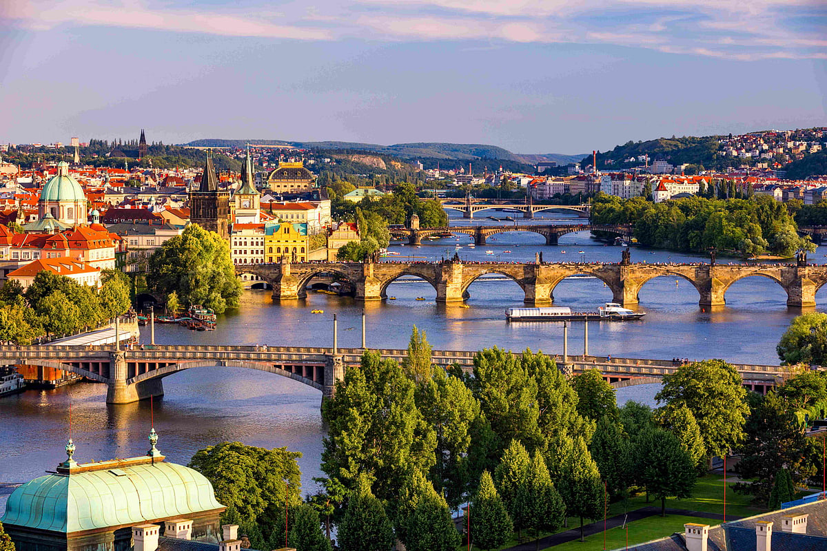 Shutterstock : Charles Bridge over the Vltava in Prague