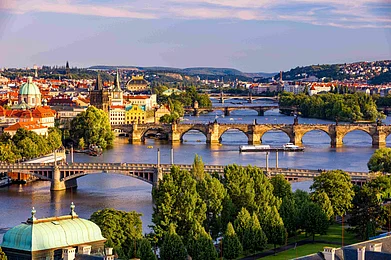 Shutterstock : Charles Bridge over the Vltava in Prague