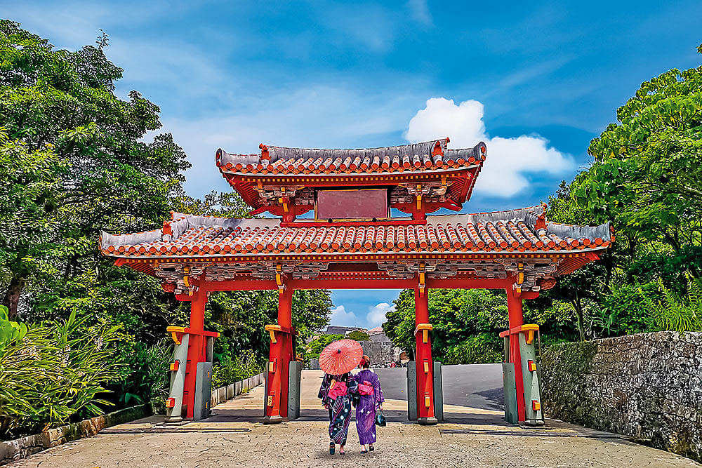 Shutterstock : Shureimon Gate at the entrance of Shurijo Castle in Okinawa