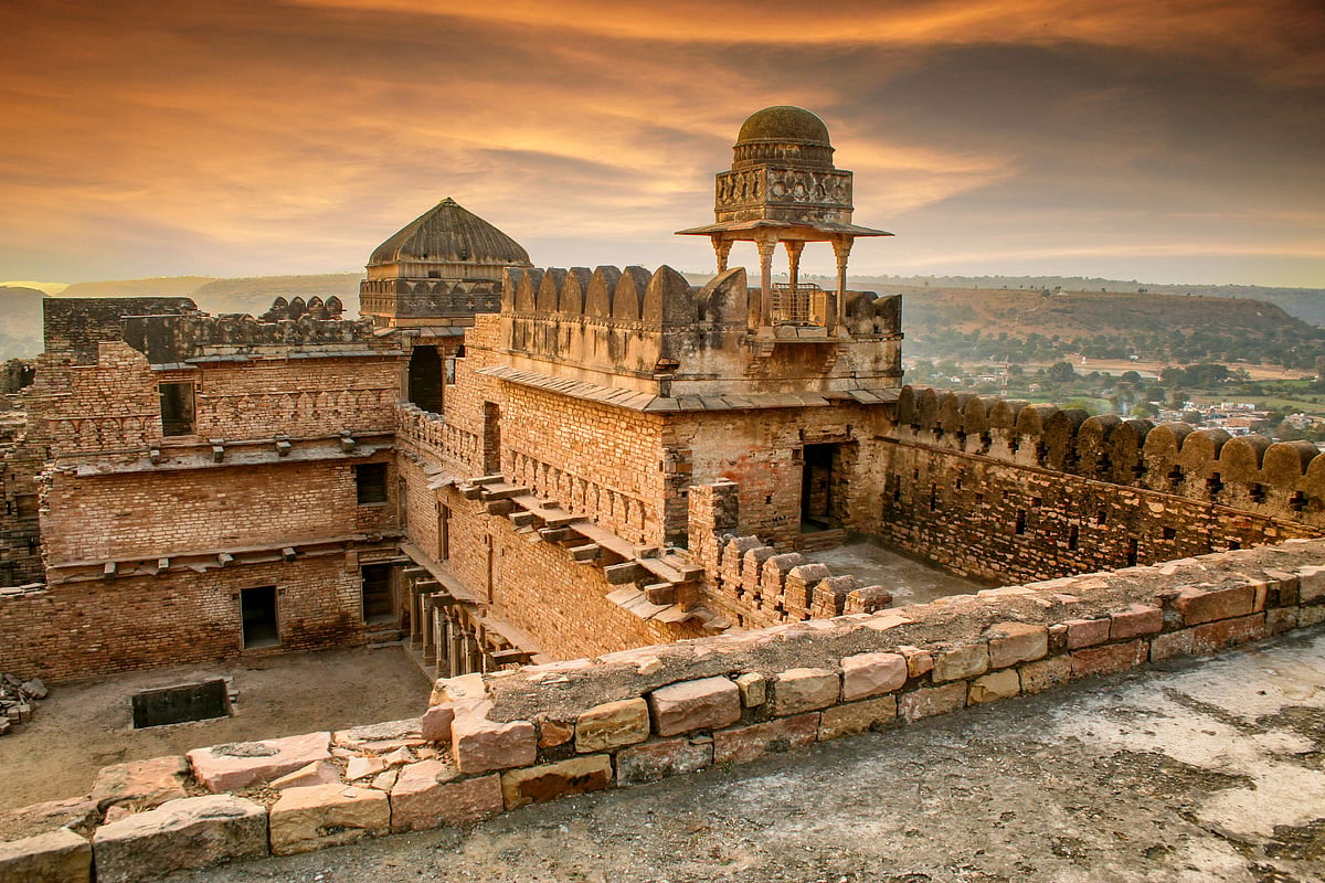 Shutterstock : Chanderi Fort (Kirti Durg), Chanderi, Madhya Pradesh, India