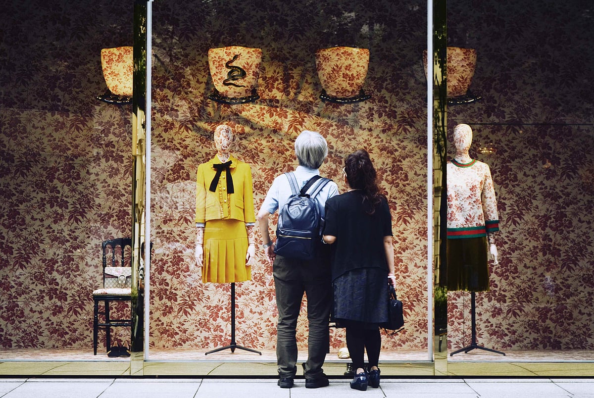 Shutterstock : A couple window-shopping in Ginza, Tokyo
