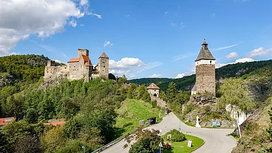 Shutterstock : Hardegg Castle Autumn landscape of Podyjí National Park