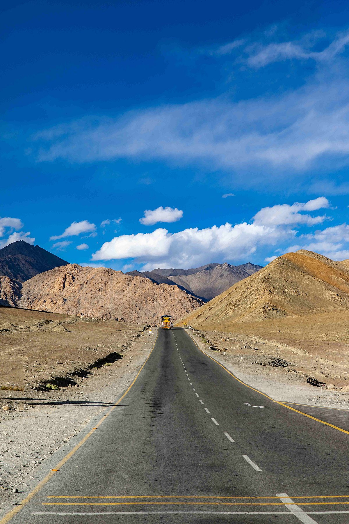 Shutterstock : Magnetic Hill, Leh