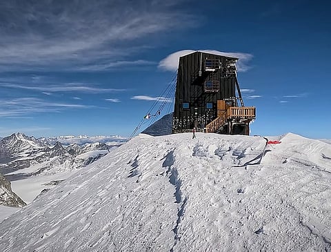 The mountain refuge is generally staffed from mid-June to early September, making summer the main season for overnight stays