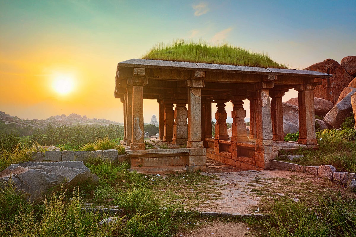 Shutterstock : Hampi Bazaar’s ancient ruins at sunset