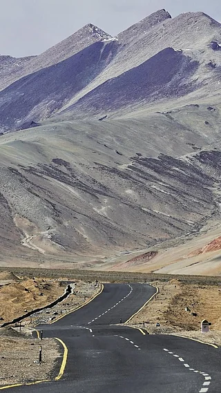 ronnie_and_barty/instagram : Manali–Leh highway