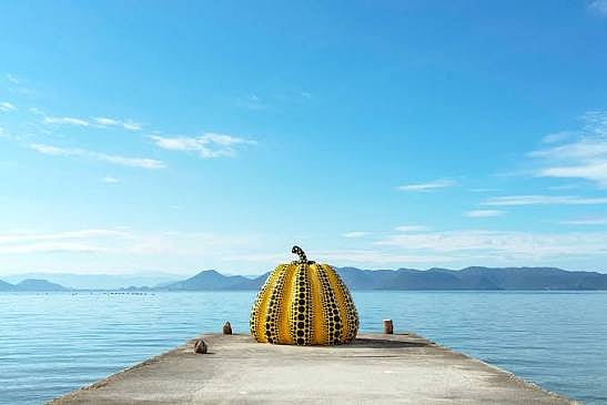 Japan National Tourism : Yayoi Kusamas pumpkin in the Naoshima Island