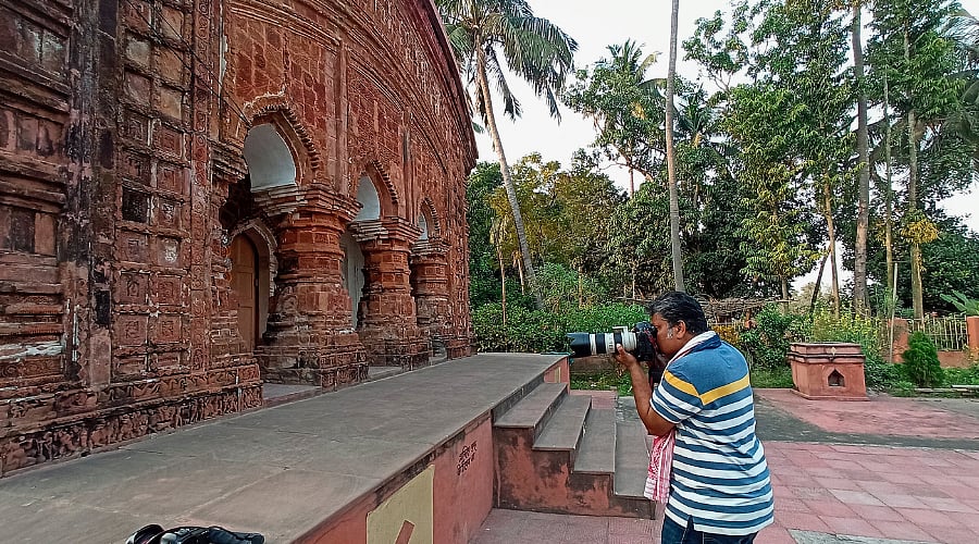 Das at work, capturing a temple