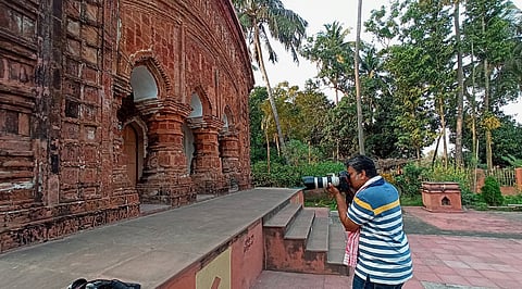 Das at work, capturing a temple