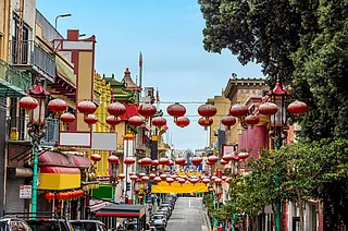 Shutterstock : Chinatown in San Francisco, USA