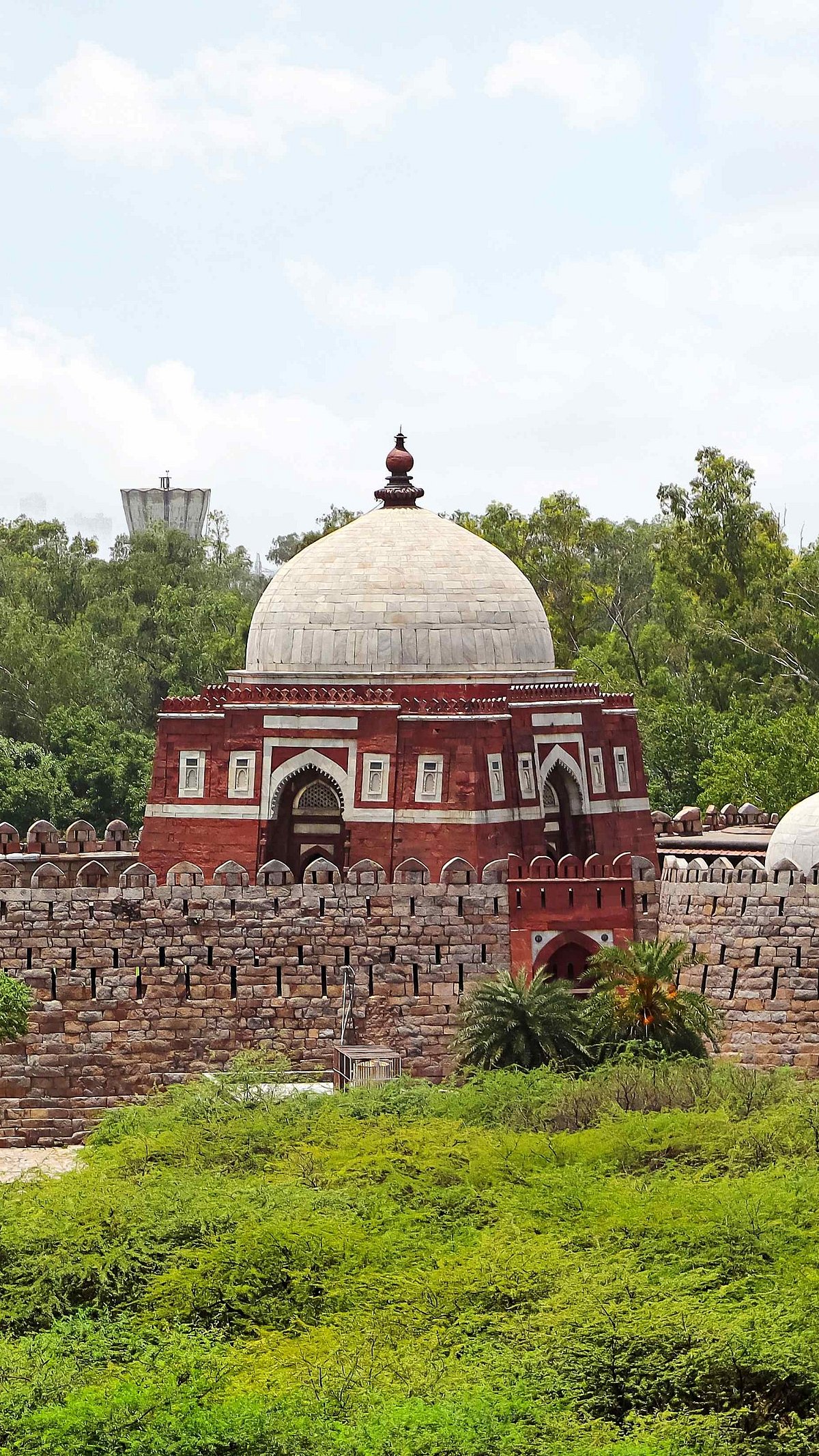 Shutterstock : Ghiyasuddin Tughlaqs mausoleum near Tughlaqabad Fort, Delhi