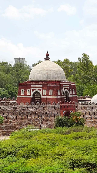 Shutterstock : Ghiyasuddin Tughlaqs mausoleum near Tughlaqabad Fort, Delhi