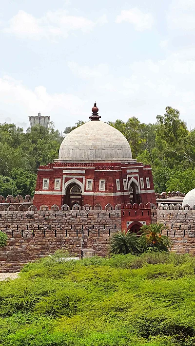 Shutterstock : Ghiyasuddin Tughlaqs mausoleum near Tughlaqabad Fort, Delhi