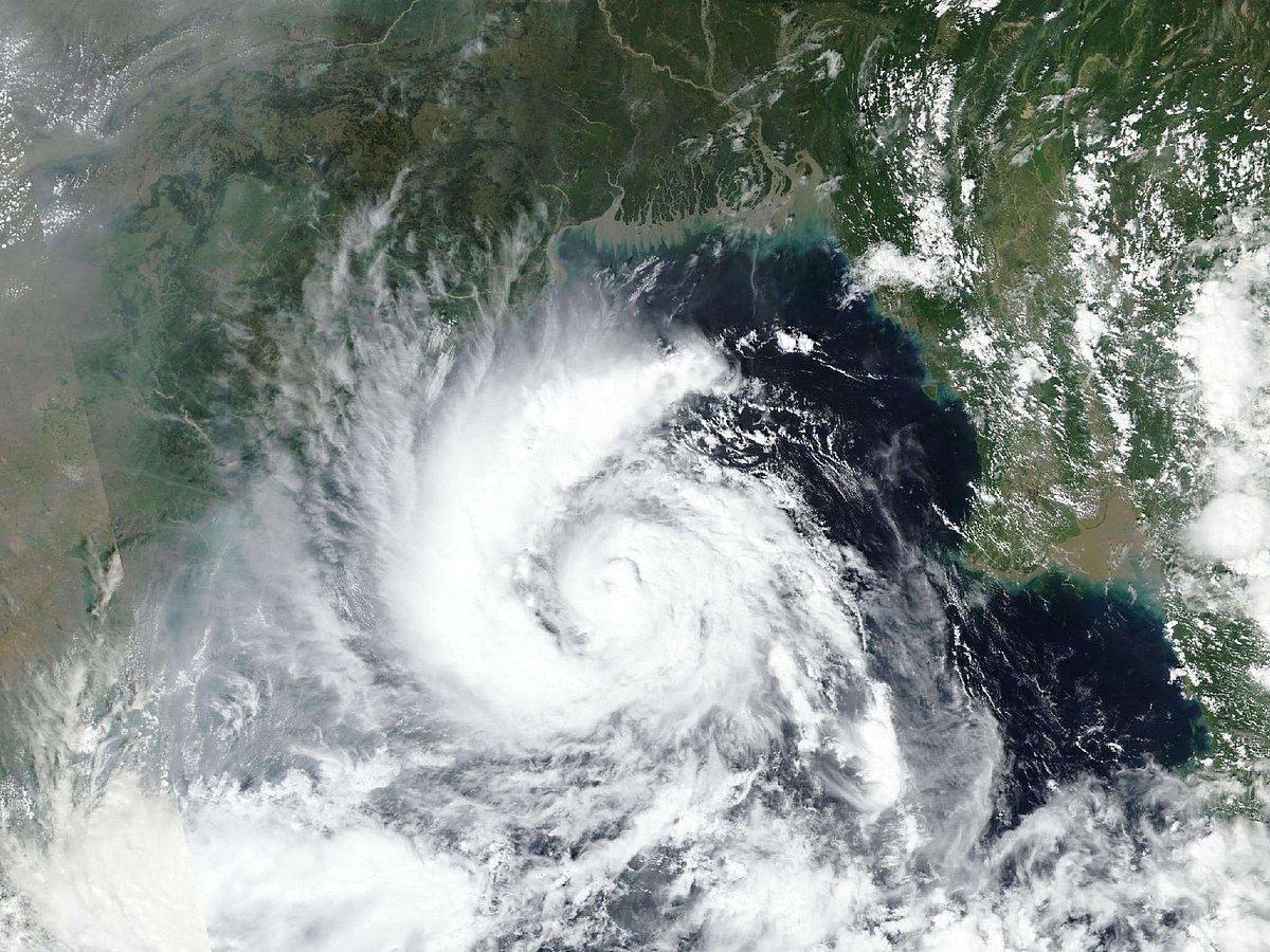 Zoom Earth : Cyclone Arnab is expected to make landfall near Yanam on the Andhra Pradesh coast by the forenoon of October 28, 2026