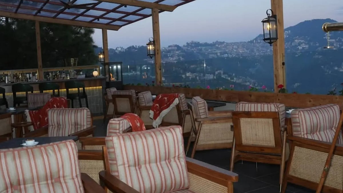 The Observatory Bar pairs Himalayan views with cocktails, whisky and locally inspired ingredients. Guests can also enjoy the Cloudfall Sessions, a sunset ritual featuring music, signature drinks and canapés