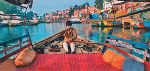 Shutterstock : A boy sailing his boat on the Mandakini River in Chitrakoot, Madhya Pradesh
