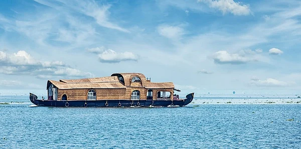 A houseboat on the Vembanad lake, Kumarakom village, Kuttanad region. Credit www.shutterstock.com / Dmitry Rukhlenko